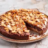 Kladdkaka med mandel och kolasås, perfekt för ett enkelt kladdkaka recept.