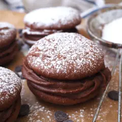 Chokladiga pepparkaks cookies med fluffig chokladkräm, pudrade med florsocker. Perfekta till fikat!