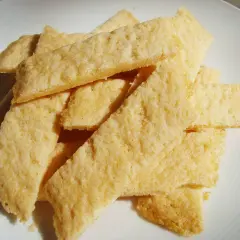 En hög med gyllene, glutenfria kolakakor som inte flyter ut. De är spröda och perfekta till fikat.
