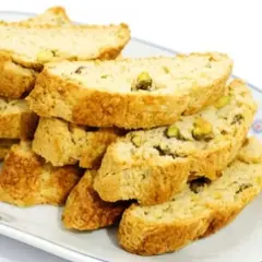 En hög med gyllene skorpor med pistagenötter, perfekta för ett enkelt skorpor recept.