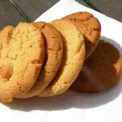 Färska bondkakor, perfekta för fikat. Ett enkelt bondkakor recept ger dessa gyllene godsaker.