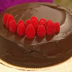 En läcker chokladtårta med hallon som dekoration. Perfekt för alla chokladälskare!