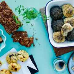 En härlig frukost med knäckebröd bakat på specialmjöl, bullar med frön, rökt lax och kaffe.