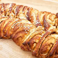 Två gyllene vetelängder, strösslade med pärlsocker, redo att gräddas. Perfekt för fikat!