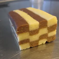 En bit choklad- och vaniljkaka med vackra schackrutor. Perfekt för fikat!