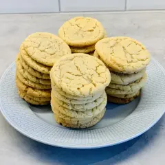 En tallrik med staplar av amerikanska cookies. De är ljusa, runda och ser härligt sega ut.