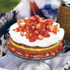 En härlig jordgubbstårta med fluffig grädde och en syrlig lemoncurd som överraskar. Perfekt för sommaren!