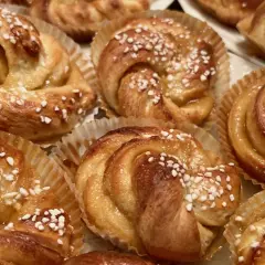 Gyllene bullar med pärlsocker, redo att avnjutas. Strösocker på bullar ger en härlig sötma.