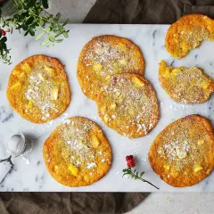 Gyllene saffranscookies med vit choklad, pudrade med florsocker. En härlig julsmak!