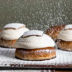 Fluffiga semlor utan jäst pudras med florsocker. Krämig fyllning och ett lock av kardemummadoftande bröd.