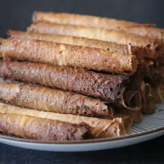 En hög med krispiga rullrån, perfekta för Fredriks fika.