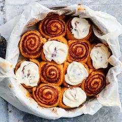Kanelbullar med glasyr i en form, redo att frysa bulldeg för senare njutning.