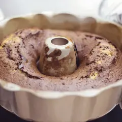 Här är en nybakad sockerkaka i en form, perfekt för att visa vad som är poröst i bakning.