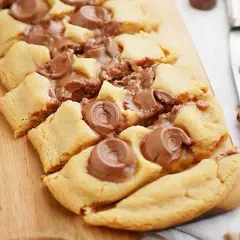 Kolakakor med choklad, inspirerade av Camilla Hamid, ser otroligt goda ut på träbrickan.