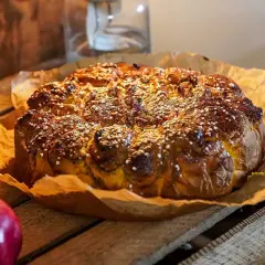 En gyllene snabb butterkaka med sesamfrön och nötter, redo att avnjutas.