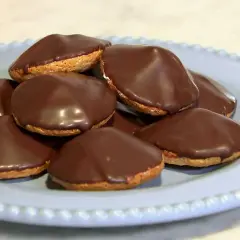 En tallrik med chokladöverdragna biskvier. Perfekt för dig som söker ett enkelt biskvier recept.