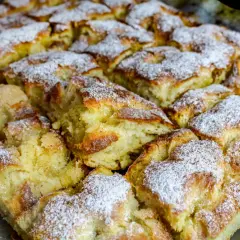 Nybakade bullar med vaniljkräm i långpanna, pudrade med florsocker. En härlig syn för alla bullälskare!