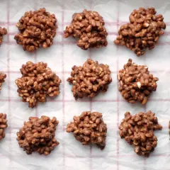 En rad med chokladiga rispuffar, perfekta för fikat.