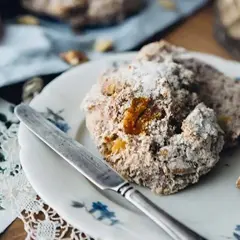 En tallrik med bullar, pudrade med florsocker. Kan man använda jäst för matbröd till bullar? Ja, det går utmärkt!