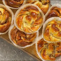 Nybakade bullar med mandelmassa och kardemumma, gyllene och lockande, redo att avnjutas.