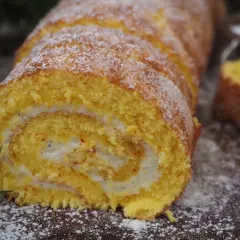 En saftig saffransrulltårta med krämig fyllning av philadelphiaost, pudrad med florsocker. Perfekt för fika!