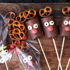 Chokladklädda pepparkaksfigurer med ögon och röda näsor, samt saltkringlor. Bra att veta att man kan frysa pepparkaksdeg för framtida bak!