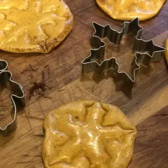 Dalgona-kakor med stjärn- och pepparkaksgubbeformar, redo att bakas.