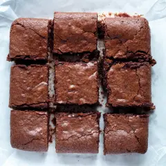 Nio fudgiga brownie muffins, perfekt skurna och redo att avnjutas.