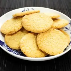 En skål med gyllene citronkakor, perfekta för fikat.