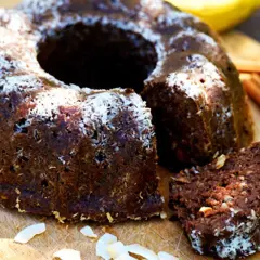Fredriks fika: saftig banankaka med choklad och kokosflingor, redo att avnjutas.