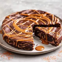 Chokladkaka med dulce de leche-glasyr, en bit är uppskuren och visar den rika chokladtexturen.