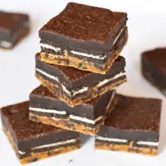 En stapel läckra oreo brownies med lager av choklad och krämig fyllning.