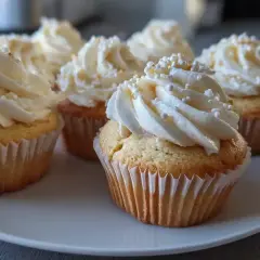 Fluffiga cupcakes med vit frosting och strössel, perfekta för ett enkelt cupcakes recept.
