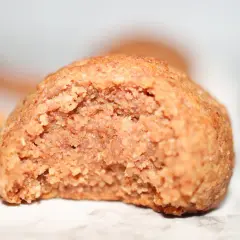 En närbild av en biten snickerdoodle-kaka. Perfekt för ett enkelt snickerdoodle recept.
