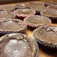 Många kladdmuffins sega i sina färgglada formar, redo att avnjutas.