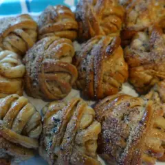 Nybakade kanelbullar, perfekt knyta bullar med socker och kanel.