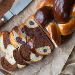 En vackert flätad vetelängd med mandelmassa och mörka bär. Skivorna visar en härlig kontrast mellan ljust och mörkt bröd.
