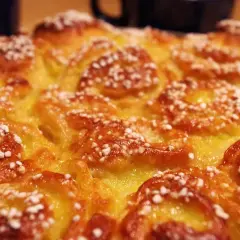 En gyllene butterkaka med vaniljkräm, toppad med pärlsocker. Perfekt för fikat!