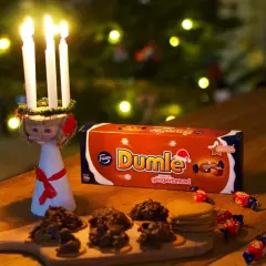 Julstämning med ljus, pepparkakor och en låda Dumle med smak av pepparkaka.