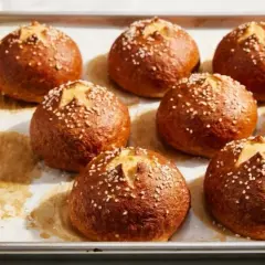 Nybakade bullar med salt, en riktig desire bulle för frukost eller fika.