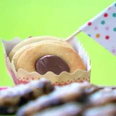 Småkakor med chokladfyllning i en pappersform, dekorerad med en flagga. Perfekt för ett ballerina recept.