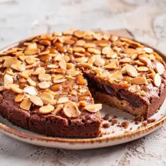 Kladdkaka med mandel och kolasås, perfekt för ett enkelt kladdkaka recept.
