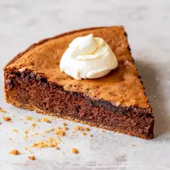 En bit chokladkaka med en klick grädde. Perfekt för bakning med espressopulver för extra smakdjup.