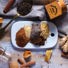 Här är ingredienserna för hemgjord pepparkakskrydda: kanel, ingefära, nejlikor, kardemumma och pomerans.