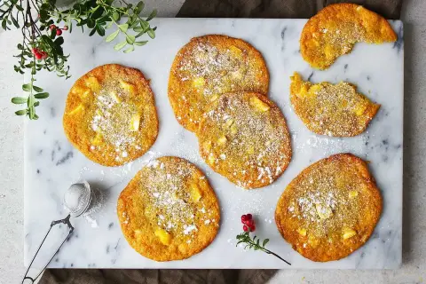 Gyllene saffranscookies med vit choklad, pudrade med florsocker. En härlig julsmak!