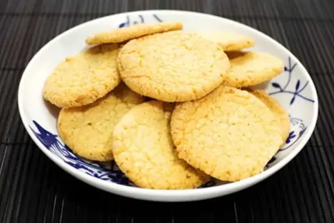 En skål med gyllene citronkakor, perfekta för fikat.