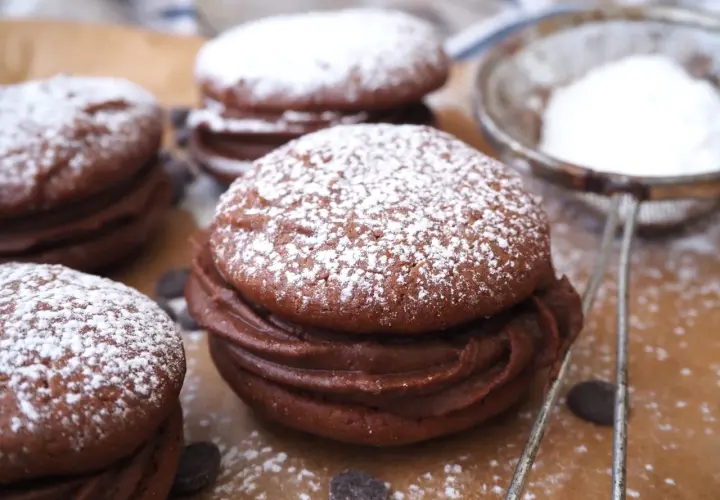 Chokladiga pepparkaks cookies med fluffig chokladkräm, pudrade med florsocker. Perfekta till fikat!