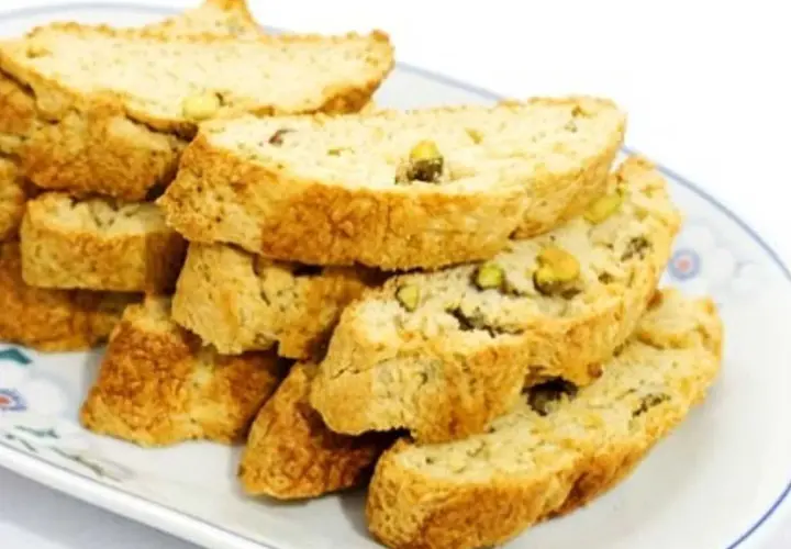 En hög med gyllene skorpor med pistagenötter, perfekta för ett enkelt skorpor recept.