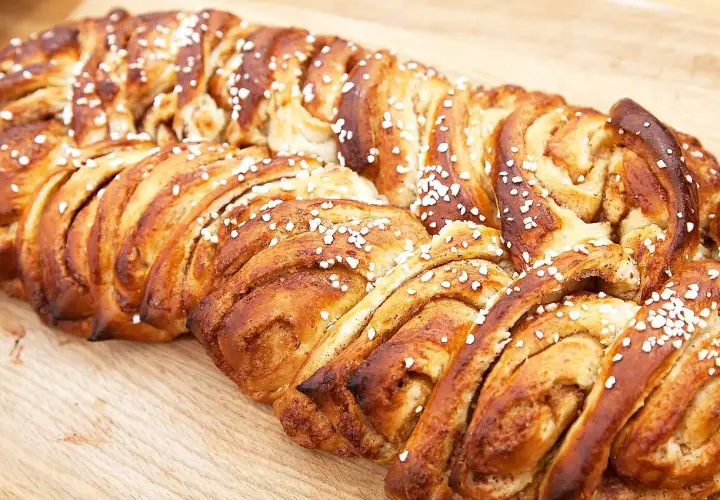 Två gyllene vetelängder, strösslade med pärlsocker, redo att gräddas. Perfekt för fikat!