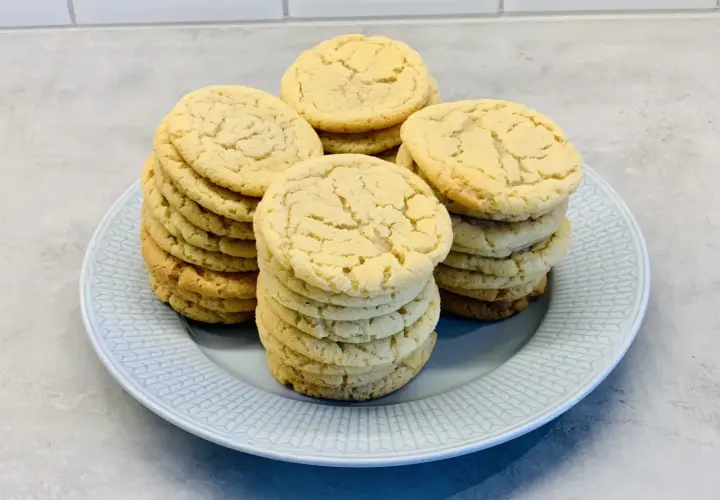 En tallrik med staplar av amerikanska cookies. De är ljusa, runda och ser härligt sega ut.